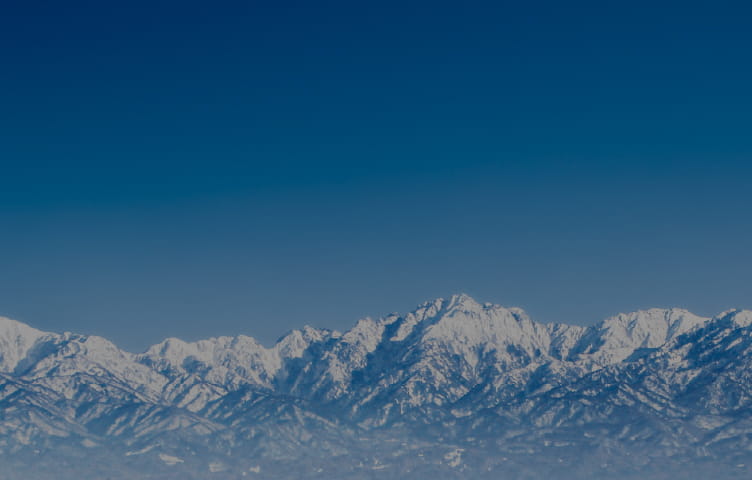 富山の街並みと立山連峰の風景